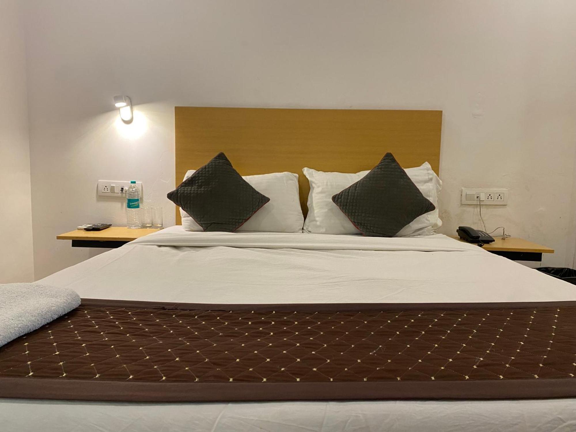 Qotel Hotel Ip Residency East Delhi Preet Vihar New Delhi Exterior photo
