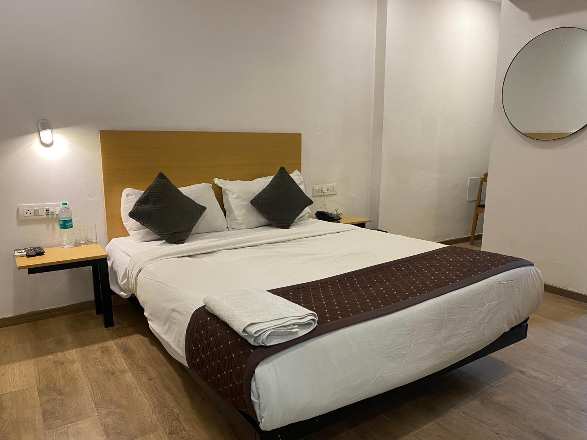 Qotel Hotel Ip Residency East Delhi Preet Vihar New Delhi Exterior photo